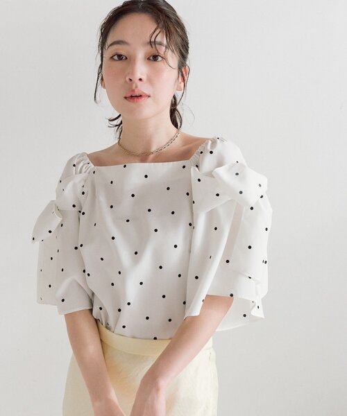 La boutique BonBon（ラブティックボンボン）の「【KAZUMI監修カラーあり・モテブラウス】リボンフレアスリーブブラウス（シャツ/ブラウス・レディース・サックスブルー/ホワイト/ネイビー・FREE）」の7枚目の写真