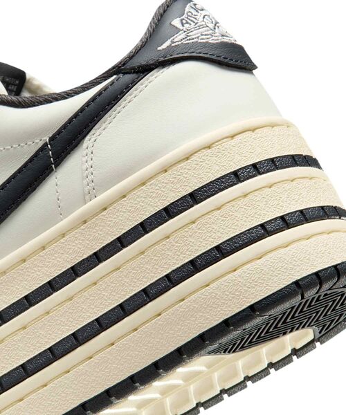 JORDAN BRAND（ジョーダンブランド）の「エア ジョーダン 1 トリプル スタック ウィメンズシューズ / Air Jordan 1 Triple Stack Women's Shoes HV8288-100 Sail（スニーカー・レディース・クリーム・24/23.5/23/26/25.5/22.5/25/24.5/22）」の8枚目の写真