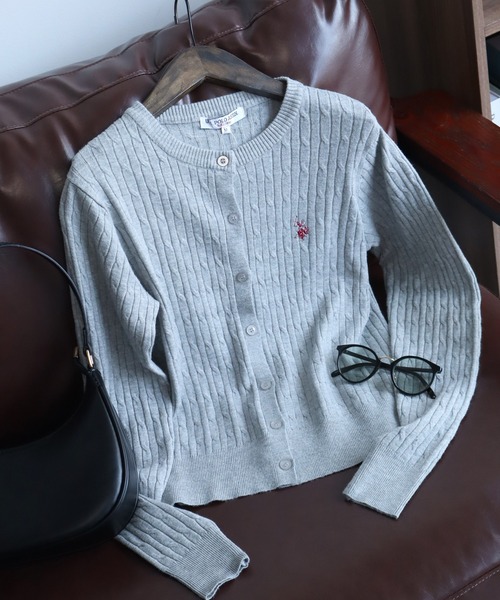 U.S. POLO ASSN.(ユーエスポロアッスン)の「【U.S. POLO ASSN./ユーエスポロアッスン】ロゴ刺繍 ケーブル編み クルーネック カーディガン/セーター(カーディガン/ボレロ・レディース・アイボリー/杢グレー/ピンク/イエロー・M/L/LL)」の2枚目の写真