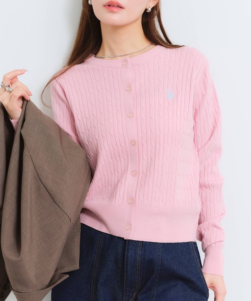 U.S. POLO ASSN.(ユーエスポロアッスン)の「【U.S. POLO ASSN./ユーエスポロアッスン】ロゴ刺繍 ケーブル編み クルーネック カーディガン/セーター(カーディガン/ボレロ・レディース・アイボリー/杢グレー/ピンク/イエロー・M/L/LL)」の4枚目の写真