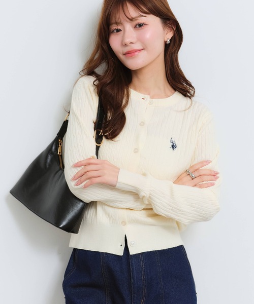 U.S. POLO ASSN.(ユーエスポロアッスン)の「【U.S. POLO ASSN./ユーエスポロアッスン】ロゴ刺繍 ケーブル編み クルーネック カーディガン/セーター(カーディガン/ボレロ・レディース・アイボリー/杢グレー/ピンク/イエロー・M/L/LL)」の1枚目の写真