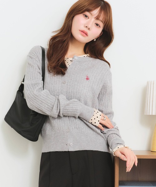 U.S. POLO ASSN.(ユーエスポロアッスン)の「【U.S. POLO ASSN./ユーエスポロアッスン】ロゴ刺繍 ケーブル編み クルーネック カーディガン/セーター(カーディガン/ボレロ・レディース・アイボリー/杢グレー/ピンク/イエロー・M/L/LL)」の9枚目の写真