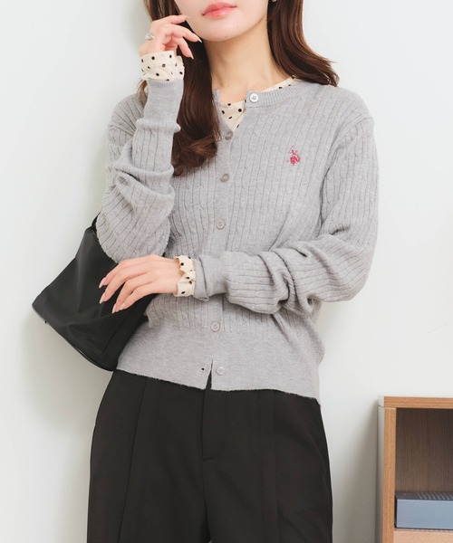 U.S. POLO ASSN.(ユーエスポロアッスン)の「【U.S. POLO ASSN./ユーエスポロアッスン】ロゴ刺繍 ケーブル編み クルーネック カーディガン/セーター(カーディガン/ボレロ・レディース・アイボリー/杢グレー/ピンク/イエロー・M/L/LL)」の10枚目の写真