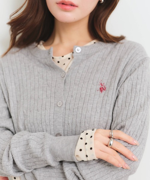 U.S. POLO ASSN.(ユーエスポロアッスン)の「【U.S. POLO ASSN./ユーエスポロアッスン】ロゴ刺繍 ケーブル編み クルーネック カーディガン/セーター(カーディガン/ボレロ・レディース・アイボリー/杢グレー/ピンク/イエロー・M/L/LL)」の11枚目の写真