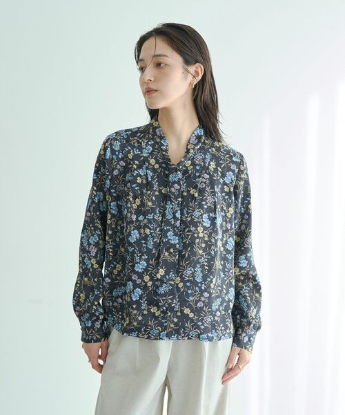 YECCA VECCA（イェッカヴェッカ）の「ボタニカルフラワー柄ボウタイブラウス（シャツ/ブラウス・レディース・アイボリー/ネイビー・FREE）」の3枚目の写真