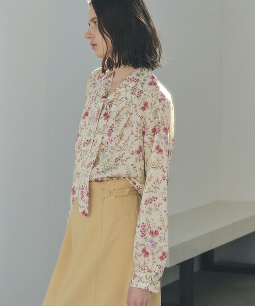 YECCA VECCA（イェッカヴェッカ）の「ボタニカルフラワー柄ボウタイブラウス（シャツ/ブラウス・レディース・アイボリー/ネイビー・FREE）」の5枚目の写真