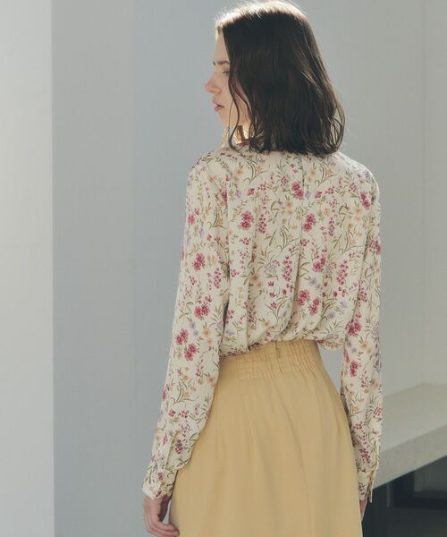 YECCA VECCA（イェッカヴェッカ）の「ボタニカルフラワー柄ボウタイブラウス（シャツ/ブラウス・レディース・アイボリー/ネイビー・FREE）」の6枚目の写真