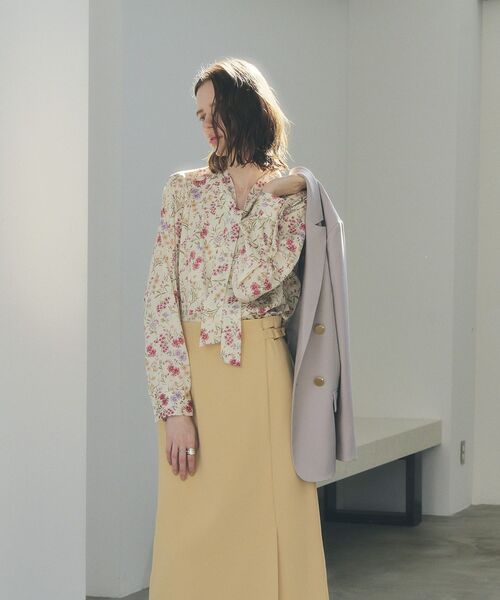 YECCA VECCA（イェッカヴェッカ）の「ボタニカルフラワー柄ボウタイブラウス（シャツ/ブラウス・レディース・アイボリー/ネイビー・FREE）」の12枚目の写真