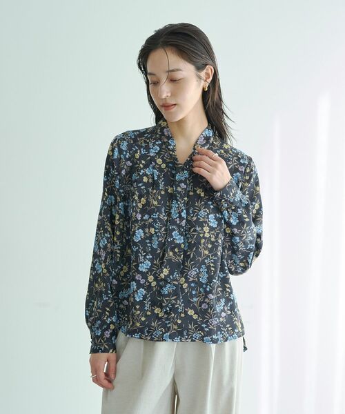 YECCA VECCA（イェッカヴェッカ）の「ボタニカルフラワー柄ボウタイブラウス（シャツ/ブラウス・レディース・アイボリー/ネイビー・FREE）」の14枚目の写真
