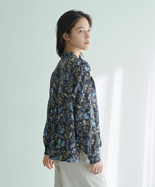 YECCA VECCA（イェッカヴェッカ）の「ボタニカルフラワー柄ボウタイブラウス（シャツ/ブラウス・レディース・アイボリー/ネイビー・FREE）」の15枚目の写真