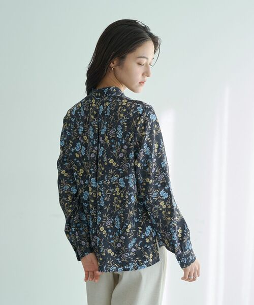 YECCA VECCA（イェッカヴェッカ）の「ボタニカルフラワー柄ボウタイブラウス（シャツ/ブラウス・レディース・アイボリー/ネイビー・FREE）」の16枚目の写真