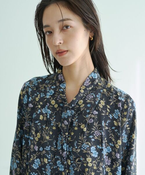 YECCA VECCA（イェッカヴェッカ）の「ボタニカルフラワー柄ボウタイブラウス（シャツ/ブラウス・レディース・アイボリー/ネイビー・FREE）」の17枚目の写真