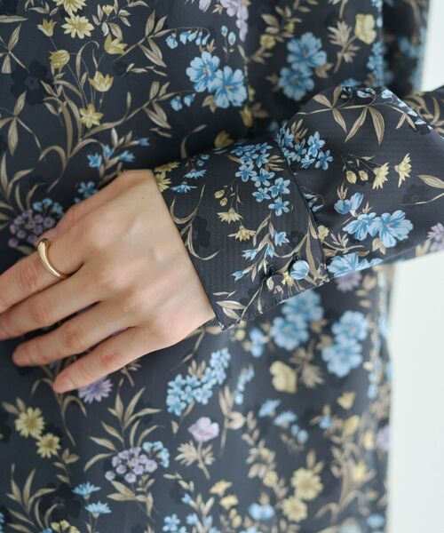 YECCA VECCA（イェッカヴェッカ）の「ボタニカルフラワー柄ボウタイブラウス（シャツ/ブラウス・レディース・アイボリー/ネイビー・FREE）」の18枚目の写真