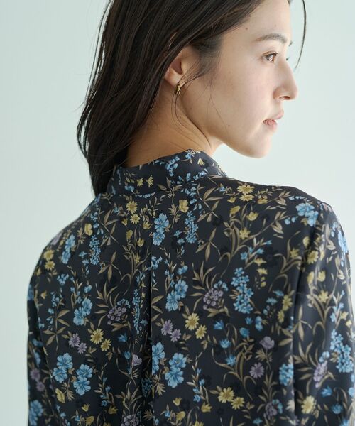 YECCA VECCA（イェッカヴェッカ）の「ボタニカルフラワー柄ボウタイブラウス（シャツ/ブラウス・レディース・アイボリー/ネイビー・FREE）」の19枚目の写真