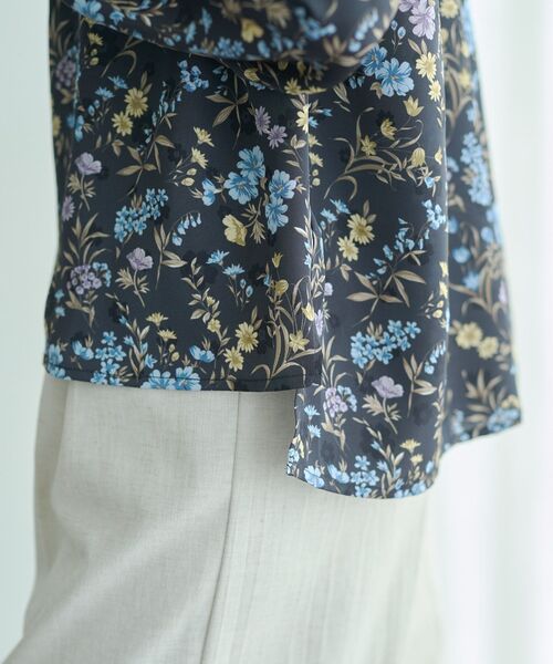 YECCA VECCA（イェッカヴェッカ）の「ボタニカルフラワー柄ボウタイブラウス（シャツ/ブラウス・レディース・アイボリー/ネイビー・FREE）」の20枚目の写真