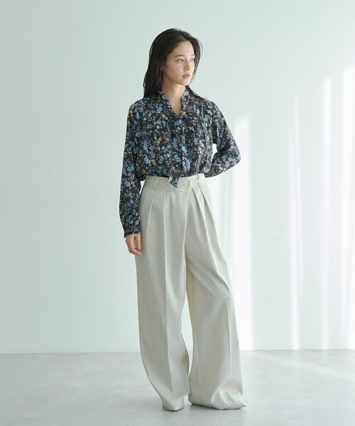 YECCA VECCA（イェッカヴェッカ）の「ボタニカルフラワー柄ボウタイブラウス（シャツ/ブラウス・レディース・アイボリー/ネイビー・FREE）」の21枚目の写真