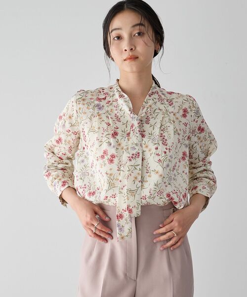 YECCA VECCA(イェッカヴェッカ)の「ボタニカルフラワー柄ボウタイブラウス(シャツ/ブラウス・レディース・アイボリー/ネイビー・FREE)」の9枚目の写真