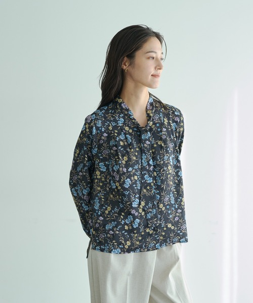 YECCA VECCA（イェッカヴェッカ）の「ボタニカルフラワー柄ボウタイブラウス（シャツ/ブラウス・レディース・アイボリー/ネイビー・FREE）」の2枚目の写真
