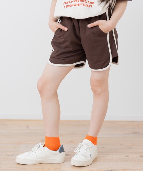 chil2（チルツー）の「綿100％ パイピングショートパンツ（その他パンツ・キッズ・ブラック/ベージュ/ミント/ブラウン/ラベンダー/チャコールグレー/スモークピンク/サックスブルー・140cm/130cm/120cm/110cm/100cm/90㎝/80ｃｍ/150cm）」の3枚目の写真