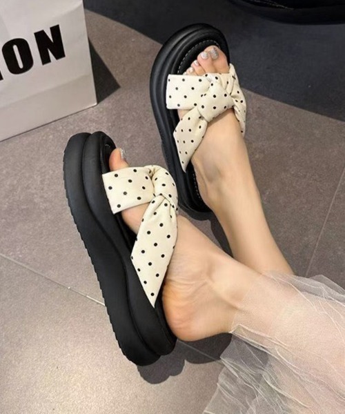 Miniministore(ミニミニストア)の「ドット柄クロスリボン厚底サンダル美脚脚長(サンダル・レディース・イエロー/アイボリー/ブラック/ブラック系1/アイボリー系1/ブラック系2・23.0cm/24.5cm/23.5cm/22.5cm/24.0cm)」の12枚目の写真