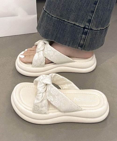 Miniministore(ミニミニストア)の「ドット柄クロスリボン厚底サンダル美脚脚長(サンダル・レディース・イエロー/アイボリー/ブラック/ブラック系1/アイボリー系1/ブラック系2・23.0cm/24.5cm/23.5cm/22.5cm/24.0cm)」の17枚目の写真