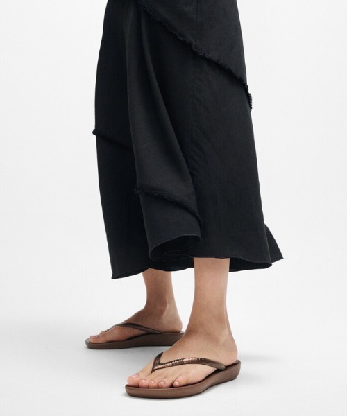 fitflop(フィットフロップ)の「iQushion ERGONOMIC FLIP-FLOPS / エルゴノミック フリップフロップス(サンダル・レディース・ゴールド/ブラック/シルバー/ブロンズ/ベージュ・US5/US6/US8/US7)」の5枚目の写真