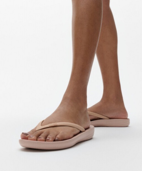 fitflop(フィットフロップ)の「iQushion ERGONOMIC FLIP-FLOPS / エルゴノミック フリップフロップス(サンダル・レディース・ゴールド/ブラック/シルバー/ブロンズ/ベージュ・US5/US6/US8/US7)」の2枚目の写真