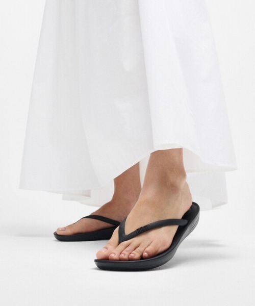 fitflop(フィットフロップ)の「iQushion ERGONOMIC FLIP-FLOPS / エルゴノミック フリップフロップス(サンダル・レディース・ゴールド/ブラック/シルバー/ブロンズ/ベージュ・US5/US6/US8/US7)」の1枚目の写真