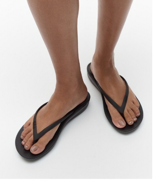 fitflop(フィットフロップ)の「iQushion ERGONOMIC FLIP-FLOPS / エルゴノミック フリップフロップス(サンダル・レディース・ゴールド/ブラック/シルバー/ブロンズ/ベージュ・US5/US6/US8/US7)」の11枚目の写真