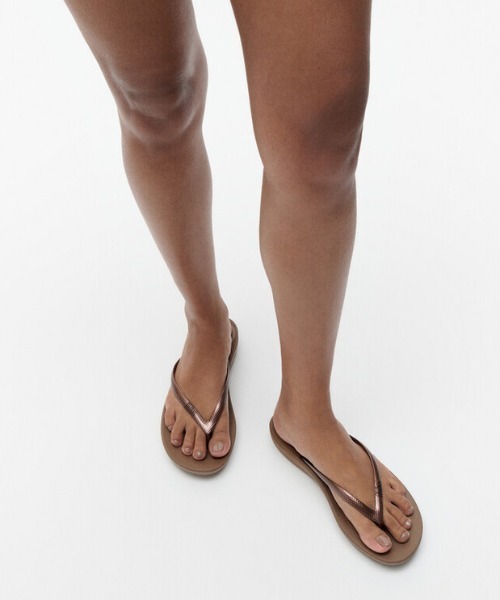 fitflop(フィットフロップ)の「iQushion ERGONOMIC FLIP-FLOPS / エルゴノミック フリップフロップス(サンダル・レディース・ゴールド/ブラック/シルバー/ブロンズ/ベージュ・US5/US6/US8/US7)」の16枚目の写真