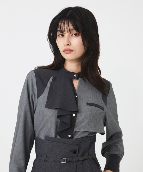 UNITED TOKYO(ユナイテッドトウキョウ)の「ラッフルアシメBL|ウォッシャブル/オフィスカジュアル/オケージョン/防シワ(シャツ/ブラウス・レディース・ライトブルー/アイボリー/ライトグレー・FREE)」の1枚目の写真