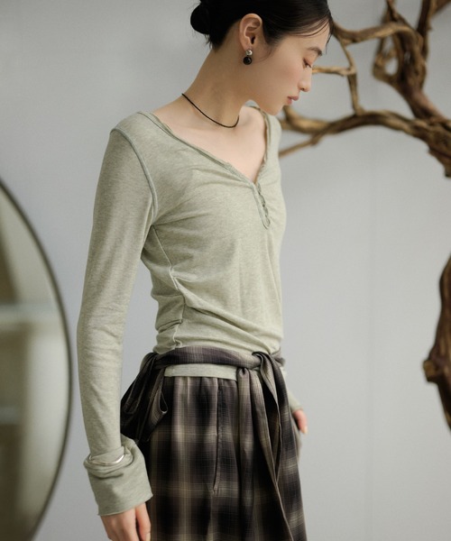 LAULEN(ローレン)の「front hook side tuck tops /フロントホックサイドタックトップス(Tシャツ/カットソー・レディース・イエロー/ブラック/グレー・FREE)」の2枚目の写真
