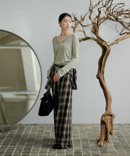 LAULEN(ローレン)の「front hook side tuck tops /フロントホックサイドタックトップス(Tシャツ/カットソー・レディース・イエロー/ブラック/グレー・FREE)」の10枚目の写真