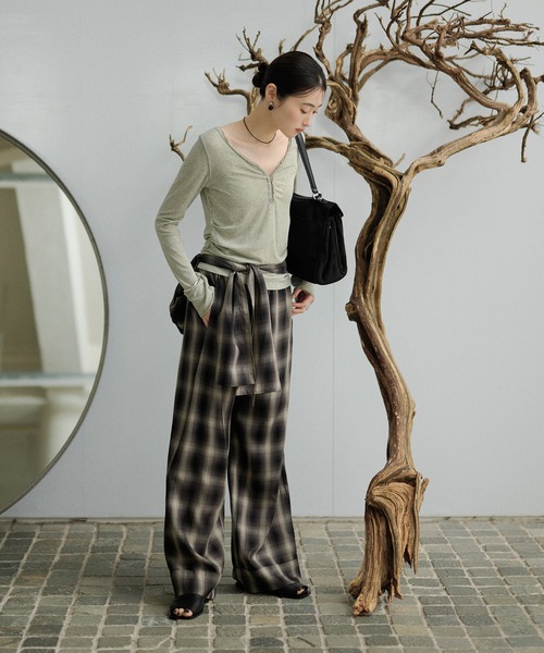 LAULEN(ローレン)の「front hook side tuck tops /フロントホックサイドタックトップス(Tシャツ/カットソー・レディース・イエロー/ブラック/グレー・FREE)」の16枚目の写真