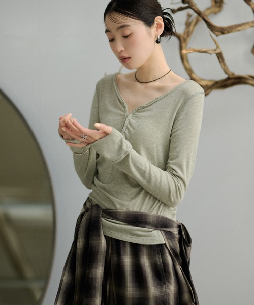 LAULEN(ローレン)の「front hook side tuck tops /フロントホックサイドタックトップス(Tシャツ/カットソー・レディース・イエロー/ブラック/グレー・FREE)」の4枚目の写真