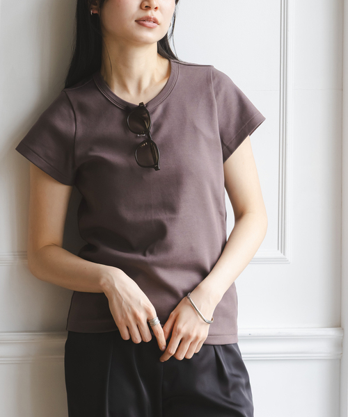 Noble(ノーブル)の「《追加・WEB限定カラー》スビンコットンスムースコンパクトTシャツ2(Tシャツ/カットソー・レディース・ベージュ/チョコ/ブラック/ライトグリーン/ホワイト・FREE)」の3枚目の写真