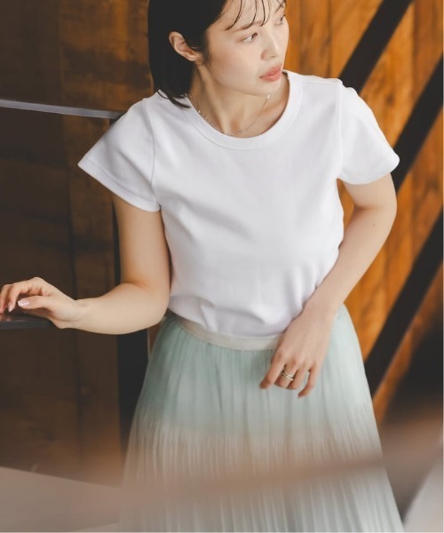 Noble(ノーブル)の「《追加・WEB限定カラー》スビンコットンスムースコンパクトTシャツ2(Tシャツ/カットソー・レディース・ベージュ/チョコ/ブラック/ライトグリーン/ホワイト・FREE)」の2枚目の写真