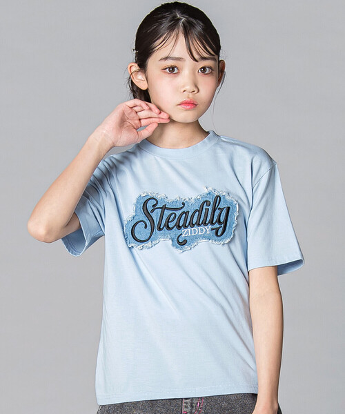 ZIDDY(ジディ)の「【 ニコ☆プチ 】デニムワッペン ロゴTシャツ(130~160cm)(Tシャツ/カットソー・キッズ・ブルー/ブラック・140cm/150cm/130cm/FREE)」の2枚目の写真