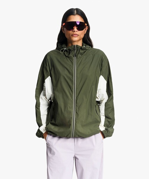 AIGLE(エーグル)の「【UPF50+ SolarPack】 UVカット ソーラーパック パッカブル フーデッドジャケット(ナイロンジャケット・メンズ・パープル/モスグリーン/レッド・L/S/M/XL/XS)」の20枚目の写真