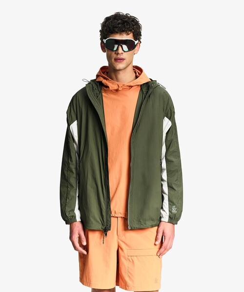 AIGLE(エーグル)の「【UPF50+ SolarPack】 UVカット ソーラーパック パッカブル フーデッドジャケット(ナイロンジャケット・メンズ・パープル/モスグリーン/レッド・L/S/M/XL/XS)」の4枚目の写真