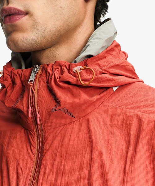 AIGLE(エーグル)の「【UPF50+ SolarPack】 UVカット ソーラーパック パッカブル フーデッドジャケット(ナイロンジャケット・メンズ・パープル/モスグリーン/レッド・L/S/M/XL/XS)」の13枚目の写真