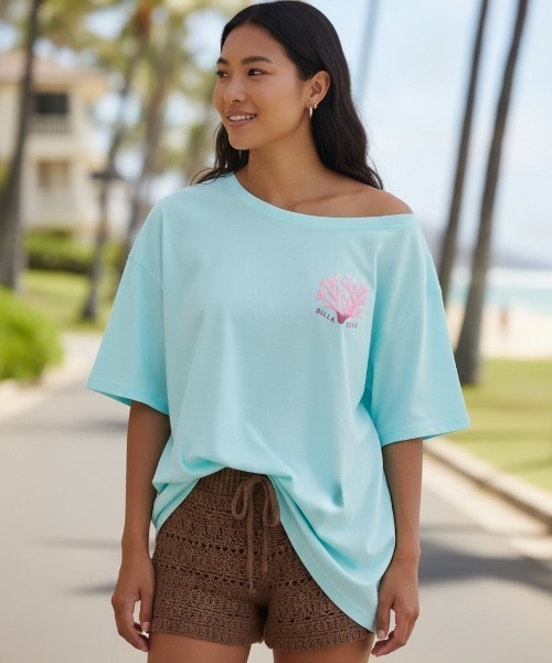 BILLABONG(ビラボン)の「BILLABONG ウィメンズ OFF SHOULDER CORAL LOOSE FIT TEE Tシャツ 【2026年夏モデル】(Tシャツ/カットソー・レディース・パープル系その他/ブルー系その他/オフホワイト/ホワイト・MEDIUM)」の1枚目の写真