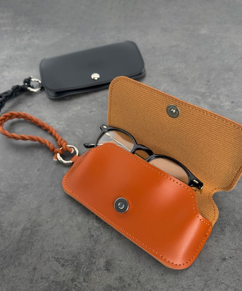 CALIFORNIA OUTFITTERS(カリフォルニア アウトフィッターズ)の「4E32-KR ストラップ付き レザーライクメガネケース(メガネ・レディース・ブラウン/ブラック・ONESIZE)」の2枚目の写真
