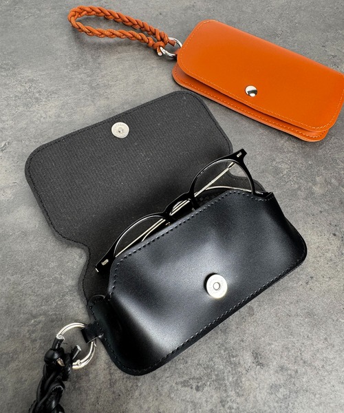CALIFORNIA OUTFITTERS(カリフォルニア アウトフィッターズ)の「4E32-KR ストラップ付き レザーライクメガネケース(メガネ・レディース・ブラウン/ブラック・ONESIZE)」の3枚目の写真