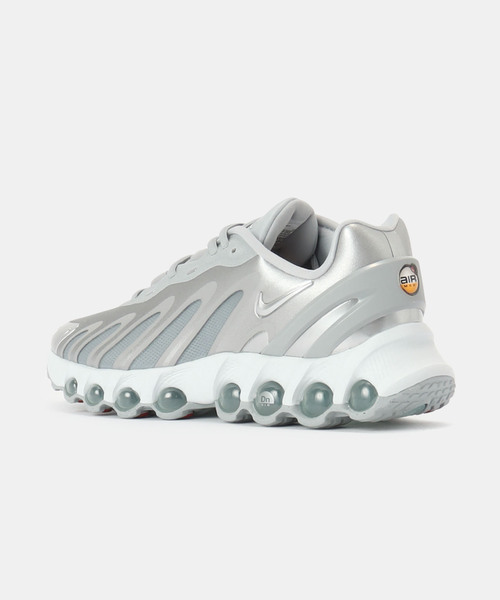 NIKE(ナイキ)の「NIKE W AIR MAX DN8 HF5509-001(スニーカー・レディース・シルバー・25cm/24.5cm/24cm/23.5cm/23cm)」の2枚目の写真