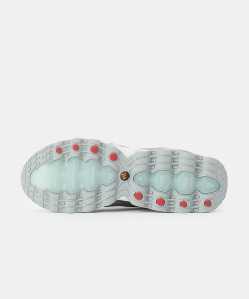 NIKE(ナイキ)の「NIKE W AIR MAX DN8 HF5509-001(スニーカー・レディース・シルバー・25cm/24.5cm/24cm/23.5cm/23cm)」の3枚目の写真