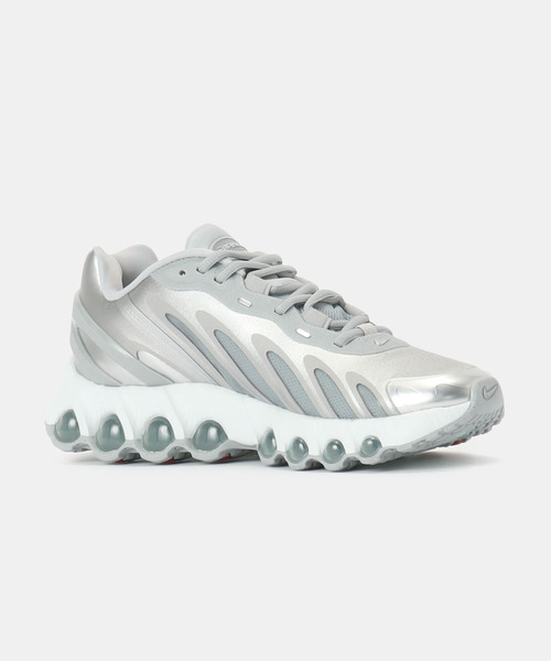 NIKE(ナイキ)の「NIKE W AIR MAX DN8 HF5509-001(スニーカー・レディース・シルバー・25cm/24.5cm/24cm/23.5cm/23cm)」の4枚目の写真
