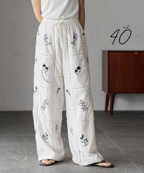 MAYSON GREY(メイソングレイ)の「【40周年限定】パッチワーク刺繍イージーワイドパンツ(その他パンツ・レディース・アイボリー/パープル系その他・M)」の1枚目の写真
