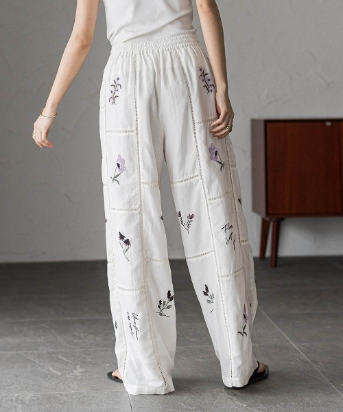 MAYSON GREY(メイソングレイ)の「【40周年限定】パッチワーク刺繍イージーワイドパンツ(その他パンツ・レディース・アイボリー/パープル系その他・M)」の7枚目の写真