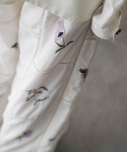MAYSON GREY(メイソングレイ)の「【40周年限定】パッチワーク刺繍イージーワイドパンツ(その他パンツ・レディース・アイボリー/パープル系その他・M)」の6枚目の写真